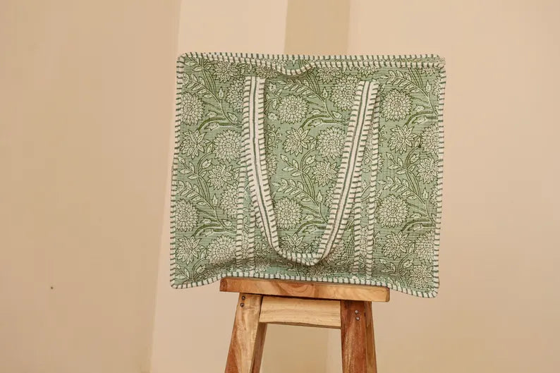 Saliegroen Bloemen Quilted Katoenen Tote Bag