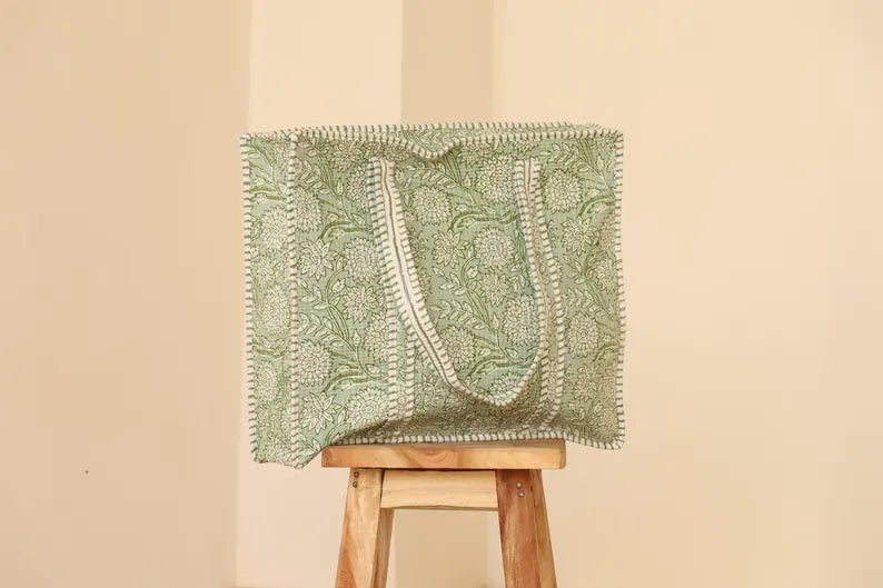 Saliegroen Bloemen Quilted Katoenen Tote Bag